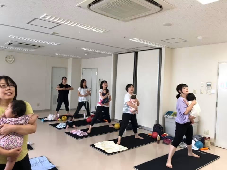 赤ちゃんとお母さんへの親子体操・運動指導の様子