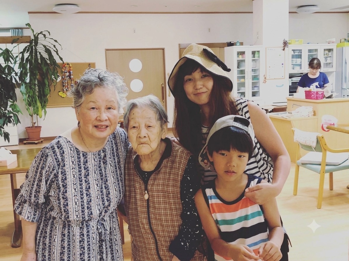 介護施設で高齢者の方々やお子さんと交流する様子